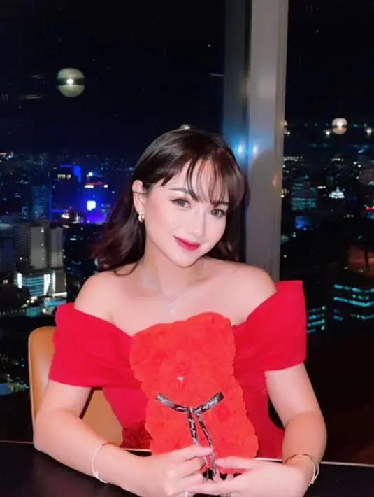 Tampil cantik pakai dress warna merah dengan tatanan rambu berponi, penampilan selebgram dengan nama lengkap Nanda Arsyinta Marcheliend Hermiandy ini dipuji bak barbie. Jika tampil seperti ini, Nanda tak terlihat seperti sudah menikah dan dikaruniai anak. Selain salfok dengan Nanda Arsyinta yang bak ABG, tak sedikit pula yang menyebut Nanda mirip dengan Nadlyne Aurora buah hati tercintanya. (Liputan6.com/IG/@nandaarsynt)