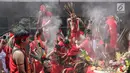 Sejumlah tatung melakukan sembahyang saat beratraksi dalam Festival Cap Go Meh 2570 di Seasons City, Jakarta,  Minggu (24/3). Festival ini bertujuan untuk melestarikan kebudayaan Indonesia. (Liputan6.com/Fery Pradolo)
