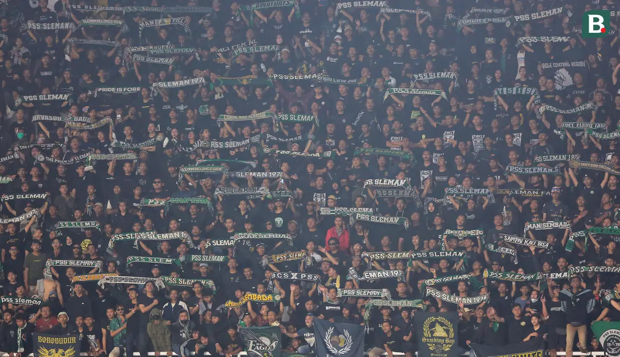 Kemenangan ini pun berkat kehadiran ribuan Brigata Curva Sud yang hadir memadati Stadion Manahan, Solo. (Bola.com/Arief Bagus)