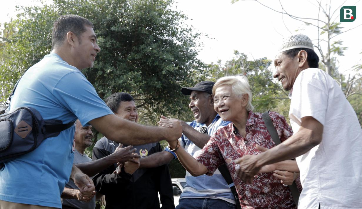 Legenda olahraga Indonesia saling menyapa saat berjumpa di Yogyakarta, Rabu (18/7/2018). Mereka kembali dipertemukan dalam rangkaian acara kirab obor Asian Games 2018. (Bola.com/M Iqbal Ichsan)