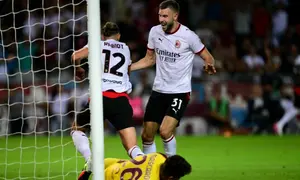Gelandang AC Milan asal Prancis bernomor punggung 12, Adrien Rabiot, merayakan gol kedua timnya bersama bek AC Milan asal Serbia bernomor punggung 31, Strahinja Pavlovic, dalam pertandingan Serie A Italia antara Torino FC dan AC Milan di Stadion Olimpiade Grande Torino di Turin, Italia utara, pada 24 Agustus 2026. (Marco Bertorello/AFP)