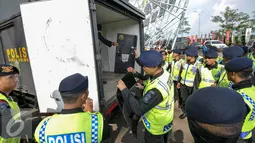 Polisi melakukan persiapan keamanan jelang pertandingan Persib vs Persija, Bandung, Sabtu (16/7/2016). Persib dan Persija akan bertanding dalam lanjutan TSC 2016. (Liputan6.com/Yoppy Renato)