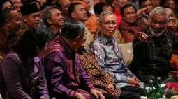 Perbincangan hangat yang diselingi canda tampak terlihat dalam acara Supermentor-6: Leaders, Jakarta, Minggu (17/5/2015). Empat tokoh negarawan berbagi pengalamannya dalam rangka menyambut Hari Kebangkitan Nasional ke-107 (Liputan6.com/Faizal Fanani)