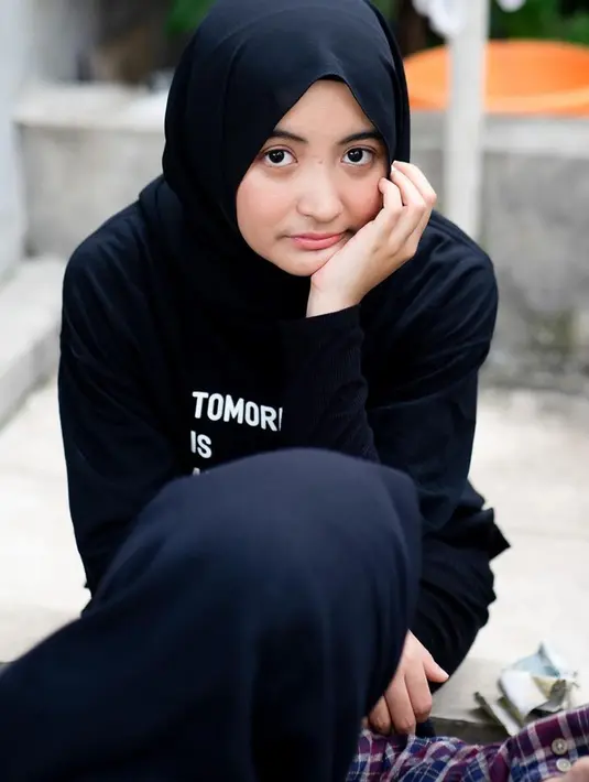Gaya Arafah Rianti saat dipotret pun selalu berhasil mencuri perhatian. Terlebih tatapan mata Arafah yang begitu tajam. Pose seperti menopang dagu pun juga membuatnya semakin jadi pusat perhatian netizen. Netizen pun terpesona dengan gaya simpel Arafah. (Liputan6.com/IG/@arafahrianti)