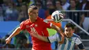 Gelandang Timnas Swiss, Granit Xhaka (kiri) berusaha menahan pergerakan pemain depan Argentina, Lionel Messi, saat berlaga di 16 besar Piala Dunia 2014 di Stadion Corinthians, Sao Paulo, (1/7/2014). (REUTERS/Kai Pfaffenbach)