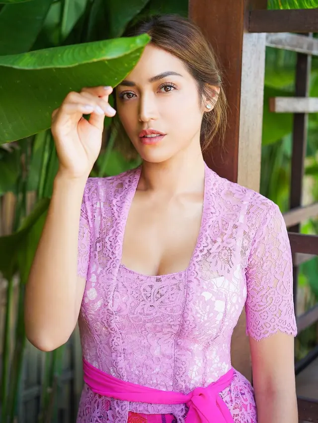 Sempat Diterpa Isu Pindah Agama, Kepoin Seksinya Jedar dalam Kebaya Khas Bali