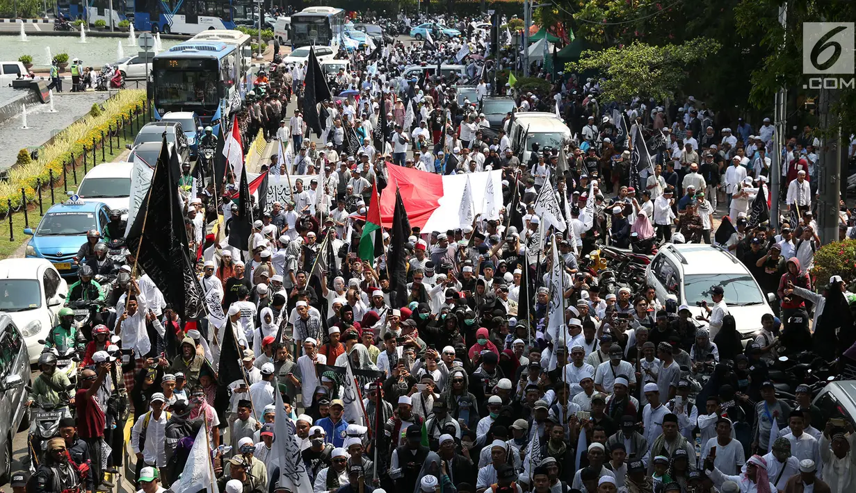 Massa Aksi Bela Tauhid di depan Gedung Kemenko Polhukam, Jakarta, Jumat (26/10). Aksi tersebut digelar sebagai reaksi atas pembakaran bendera bertuliskan kalimat tauhid oleh anggota Banser di Garut. (Merdeka.com/Imam Buhori)