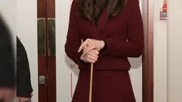 Ekspresi Kate Middleton saat bermain biliar dalam kunjungannya ke MIST, sebuah proyek kesehatan mental bagi anak dan remaja di Pontypool, Wales, Inggris, Inggris (22/2). (AFP Photo / Pool / Paul Edwards)