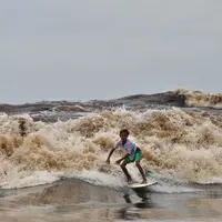 Bono, gelombang sang "Tujuh Hantu" yang memukau dunia.