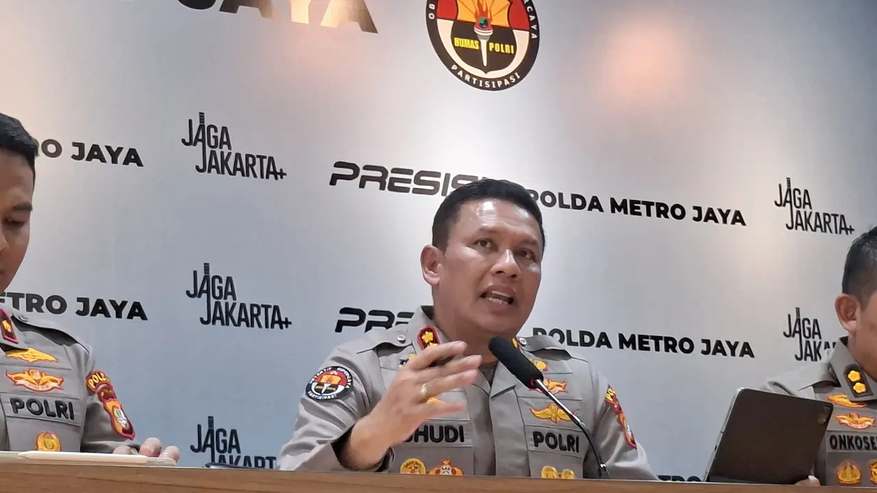 Kabid Humas Polda Metro Jaya, Kombes Pol. Budi Hermanto, memberikan keterangan terkait kecelakaan kereta di Stasiun Bekasi Timur. (Liputan6.com/Rifqy Alief)