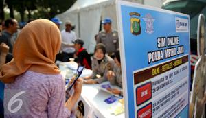 Direktorat Lalu Lintas Polda Metro Jaya saat meluncurkan layanan Surat Izin Mengemudi (SIM) online, Jakarta, Minggu (27/9/2015). Masyarakat dapat memanfaatkan layanan ini untuk memperpanjang SIM mereka. (Liputan6.com/Faizal Fanani)