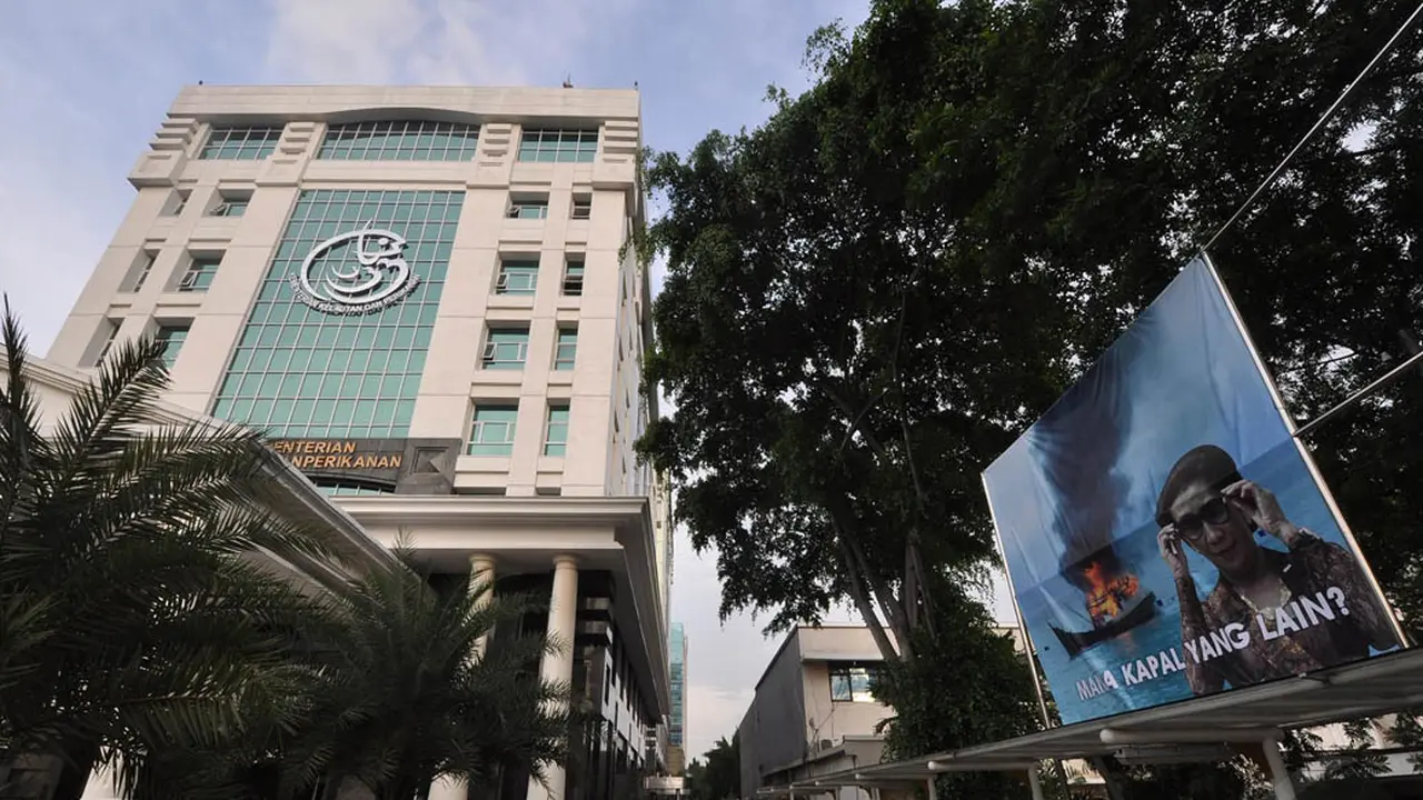 Ini Poster Kocak Menteri Susi di Kantornya