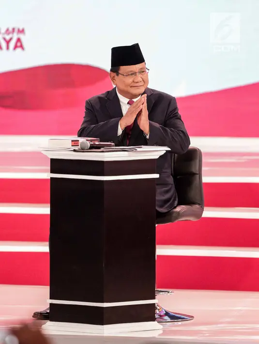 Capres nomor urut 02 Prabowo Subianto menyapa penonton saat hadir dalam debat kedua Pilpres 2019 di Hotel Sultan, Jakarta, Minggu (17/2). Dalam debat kedua ini tidak ada kisi-kisi. (Liputan6.com/Faizal Fanani)