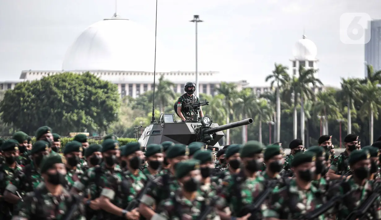 Seorang prajurit TNI AD berdiri di atas Alutsista saat mengikuti Apel Gelar Pasukan Jajaran TNI AD di Lapangan Monas, Jakarta, Selasa (25/1/2022). Pasukan TNI AD dan Alutsista dipamerkan saat mengikuti gelar apel pasukan. (Liputan6.com/Faizal Fanani)