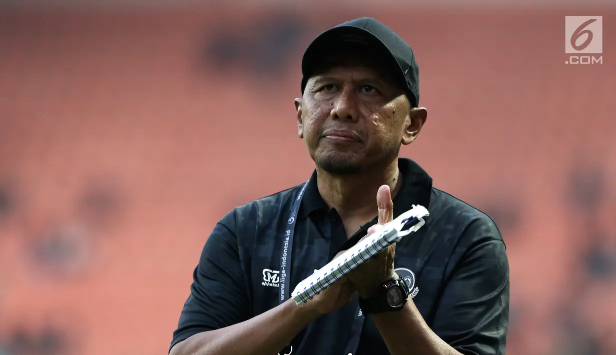 Pelatih Tira Persikabo, Rahmad Darmawan, merayakan kemenangan atas Kalteng Putra pada laga Shopee Liga 1 di Stadion Pakansari, Bogor, Jumat (26/7). Tira Persikabo menang 5-2 atas Kalteng. (Bola.com/Yoppy Renato)