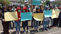 Pengurus Cabang Pergerakan Mahasiswa Islam Indonesia (PMII) Kota Bandung menggelar unjuk rasa di depan Gedung Sate, Senin (30/9/2019). (Liputan6.com/Huyogo Simbolon)