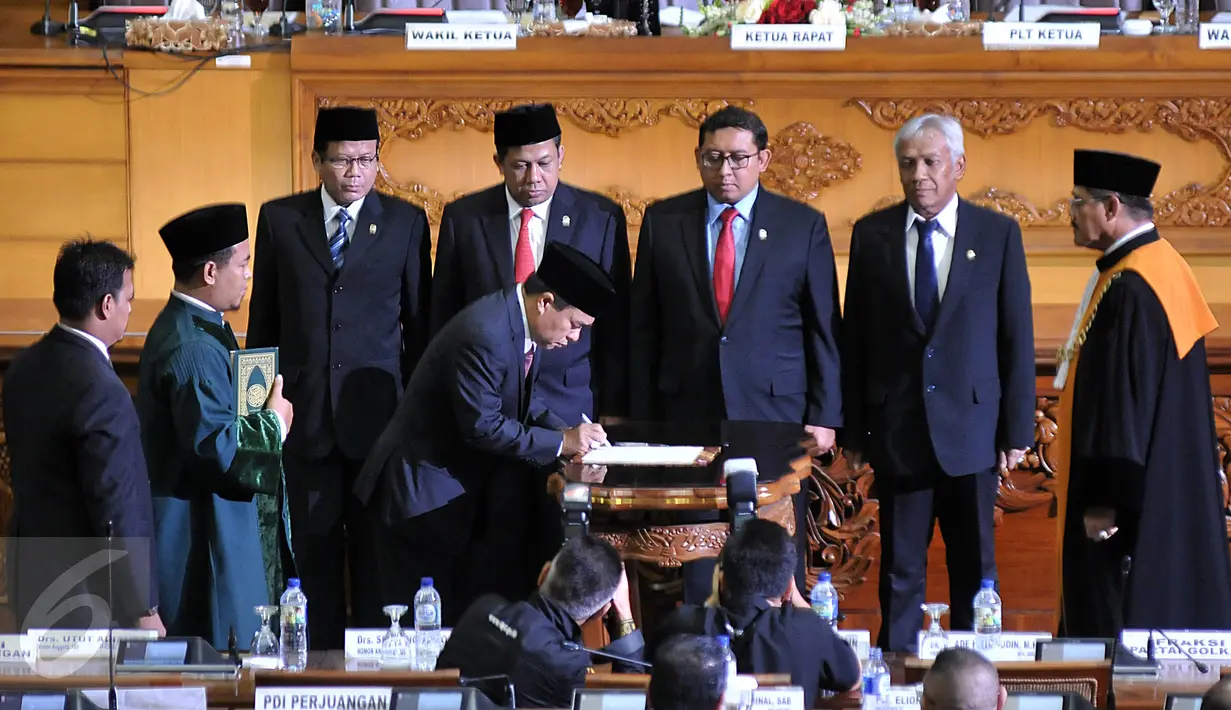 Ade Komaruddin menandatangi surat pengangkatan dirinya sebagai Ketua DPR yang baru, Jakarta, Senin (11/01/2016). Ade dilantik untuk menggantikan Setya Novanto yang mundur dari kursi Ketua DPR. (Liputan6.com/Johan Tallo)