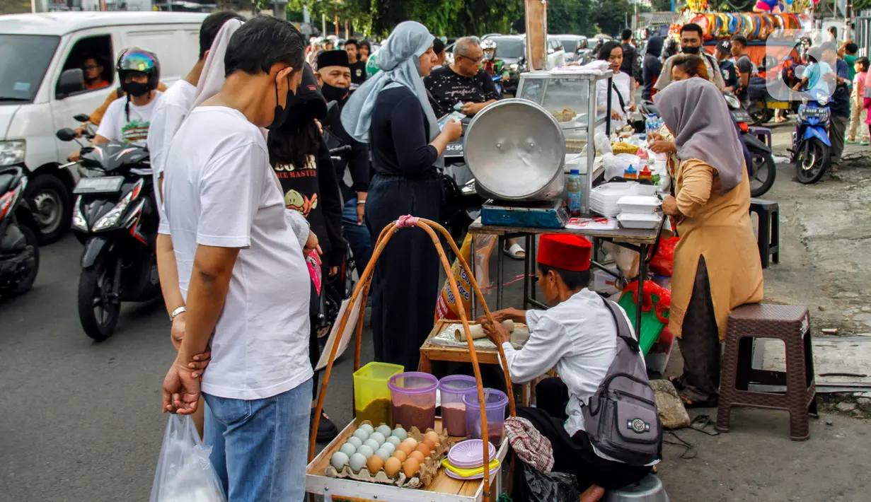 Warga berburu takjil menjelang waktu berbuka puasa di sepanjang Jalan Panjang, Kebon Jeruk, Jakarta, Selasa (4/4/2023). (Liputan6.com/Johan Tallo)