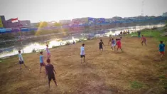 Warga bermain sepak bola di bantaran Kanal Banjir Barat, Jakarta, Kamis (11/9/14). (Liputan6.com/Faizal Fanani) 