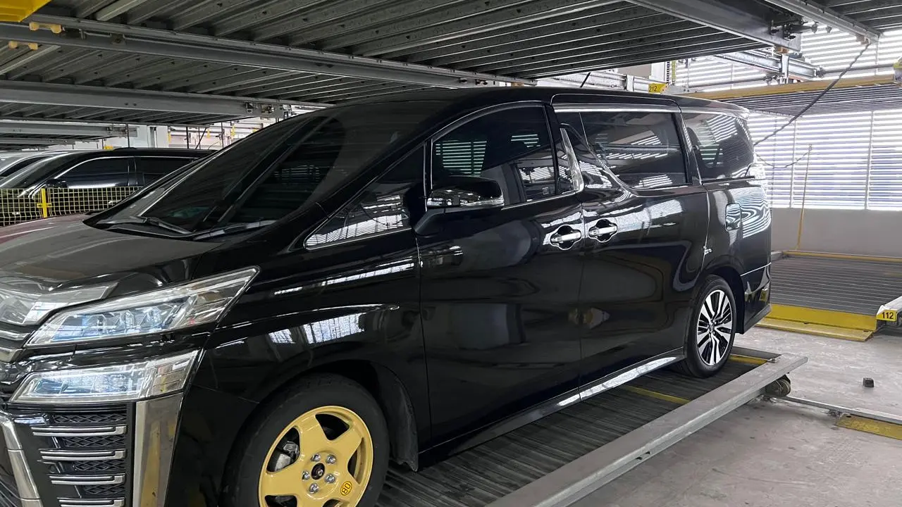 Mobil Toyota Vellfire hasil rampasan KPK dari terpidana tindak pidana korupsi, mantan Bupati Lampung Selatan, Zainuddin Hasan ke pemerintah kabupaten setempat. Foto : (Istimewa).