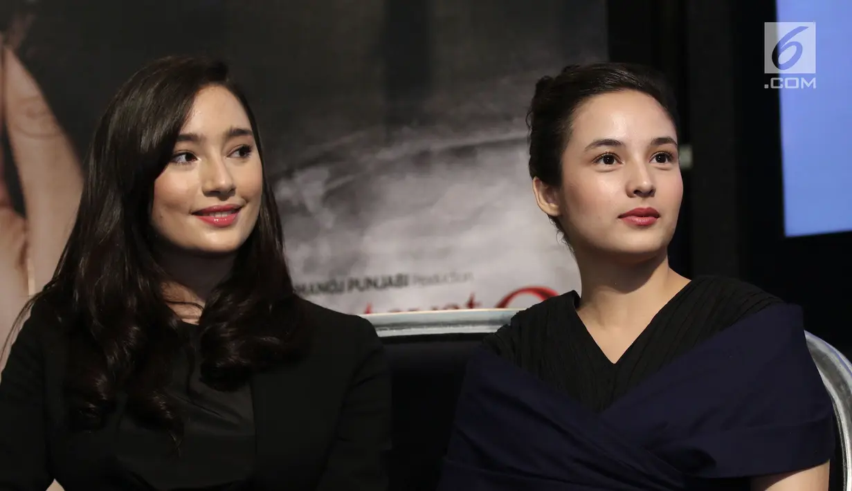 Tatjana Saphira dan Chelsea Islan saat menghadiri Prolog "Ayat-Ayat Cinta 2" di Senayan City, Jakarta, Jumat (7/7). Ayat-Ayat Cinta 2 memperkenalkan dua pemain baru yaitu Dewi Sandra dan Tatjana Saphira. (Liputan6.com/Herman Zakharia)