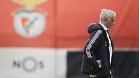 Sebagai informasi, saat ini, Benfica menunjukkan performa memuaskan dalam beberapa minggu terakhir, memenangkan tiga dari lima pertandingan terakhir mereka di semua kompetisi, ditambah satu hasil imbang dan satu kekalahan. Tampak dalam foto, pelatih Benfica, Jose Mourinho menyaksikan sesi latihan menjelang leg pertama play-off Liga Champions 2025/2026 melawan Real Madrid di Kampus Benfica, Seixal, pinggiran Lisbon, Portugal, pada Senin 16 Februari 2026. (PATRICIA DE MELO MOREIRA/AFP)