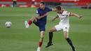 Pemain Atletico Madrid, Jose Gimenez, berebut bola dengan pemain Sevilla, Luuk de Jong, pada laga Liga Spanyol di Stadion Ramon Sanchez-Pizjuan, Minggu (4/4/2021). Sevilla menang dengan skor 1-0. (AP Photo/Angel Fernandez)