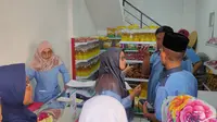Pengunjung Pasar Jagasatru memenuhi kios Waduli yang baru saja diresmikan oleh BI dan Pemkot Cirebon. Foto (Liputan6.com / Panji Prayitno)