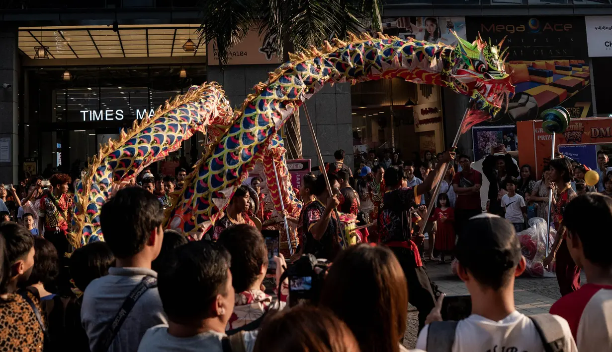Sebuah tim tarian naga tampil di sebuah jalan di Yangon pada tanggal 10 Februari 2024, pada hari pertama Tahun Baru Imlek Naga. (SAI AUNG MAIN/AFP)