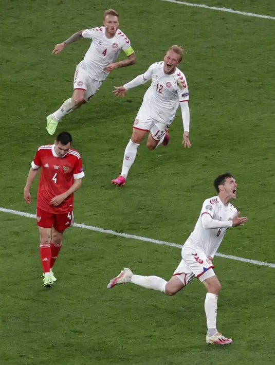 Pemain Denmark Andreas Christensen (kanan) melakukan selebrasi usai mencetak gol ke gawang Rusia pada pertandingan Grup B Euro 2020 di Stadion Parken, Kopenhagen, Denmark, Senin (21/6/2021). Denmark menang 4-1. (AP Photo/Hannah McKay, Pool)