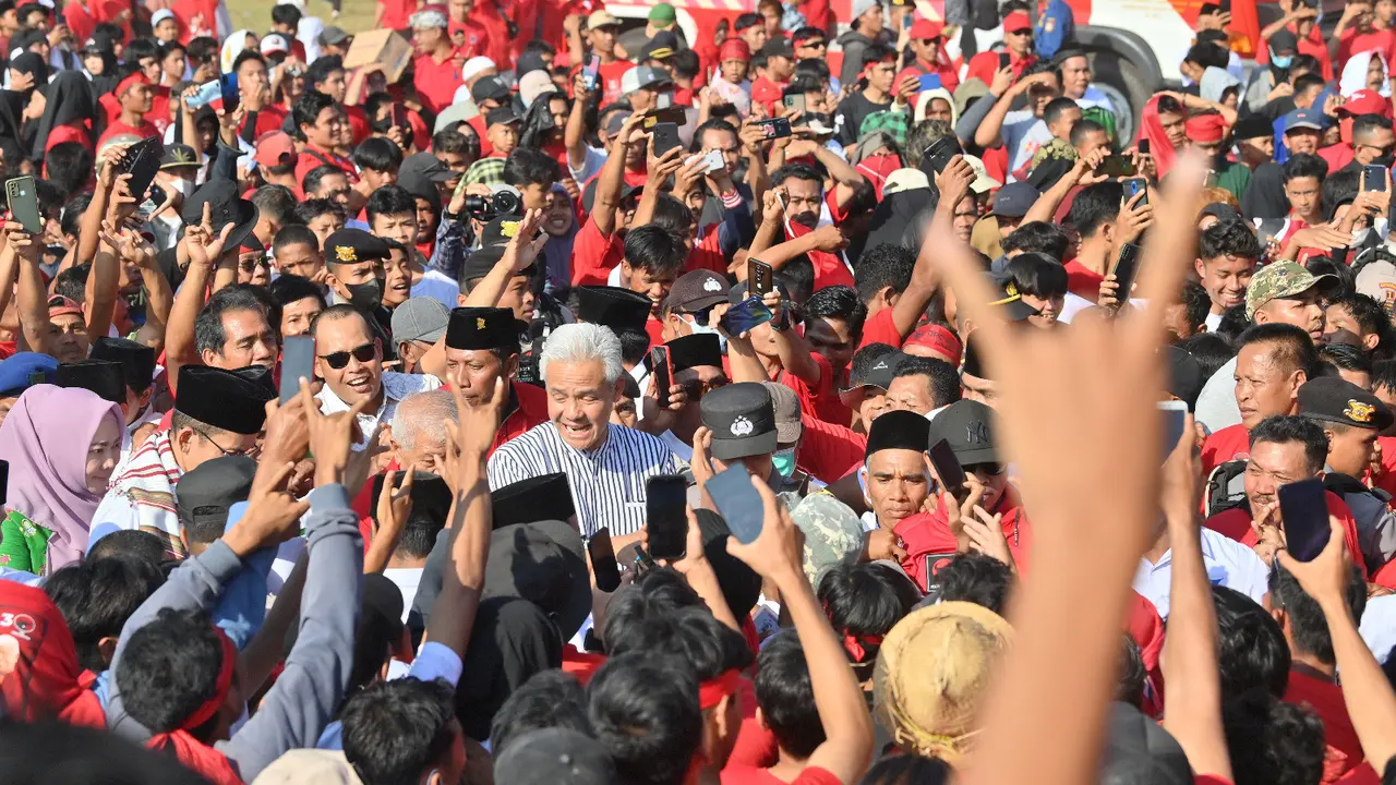 Bakal Capres PDIP Ganjar Pranowo di lapangan nasional, Selong, Lombok Timur, NTB, Minggu (18/6/2023). (dok PDIP)