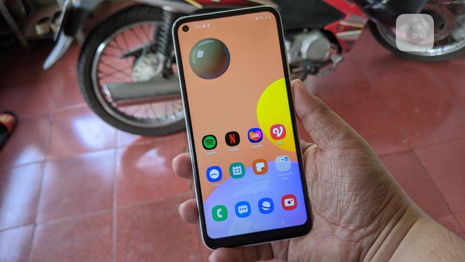 Tampak depan Galaxy A11. (Liputan6.com/ Yuslianson)