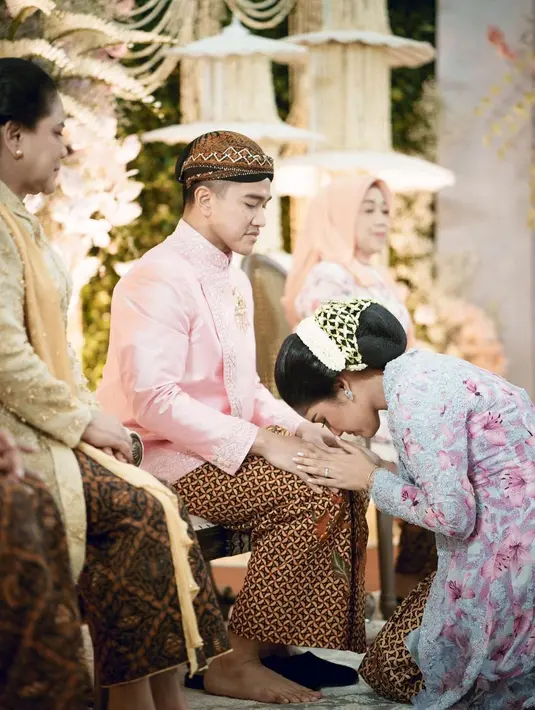 Di momen Siraman, Erina Gudono mengenakan kebaya berwarna biru pastel. [Foto: Instagram/erinagudono]