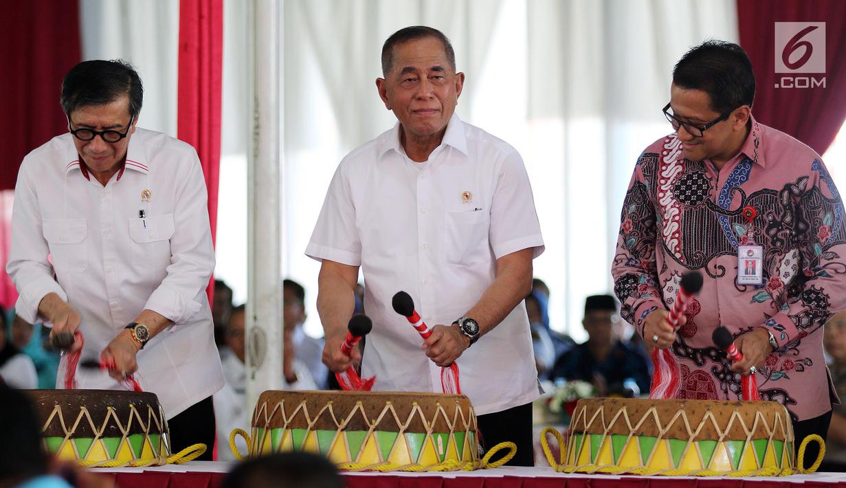 Menkumham Yasonna Laoly (kiri) bersama Menteri Pertahanan Ryamizard Ryacudu memukul bedug saat launching buku Pedoman Pembinaan Kesadaran Bela Negara Bagi Warga Binaan Pemasyarakatan di LP Klas I Cipinang, Jakarta, Kamis (29/3). (Liputan6.com/JohanTallo)