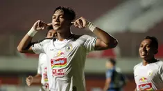 Selebrasi pemain PS Sleman, Saddam Emiruddin Gaffar usai menjebol gawang Persib Bandung dalam laga leg pertama semifinal Piala Menpora 2021 di Stadion Maguwoharjo, Sleman, Jumat (16/4/2021). (Bola.com/Ikhwan Yanuar)