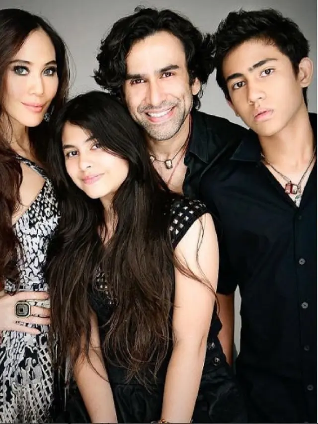 [Bintang] Ina Thomas dan keluarga