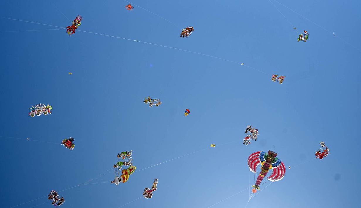Event ini dikuti sejumlah pemain layang-layang dari 19 negara. (SONNY TUMBELAKA/AFP)