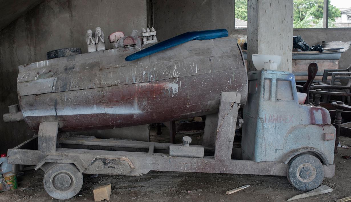 Peti mati yang berbentuk mobil di Accra, Ghana (10/10). Sejak puluhan tahun lalu, masyarakat Kota Accra memesan peti mati dalam berbagai bentuk yang melambangkan kehidupan orang yang sudah meninggal. (AFP Photo/Stefan Heunis)