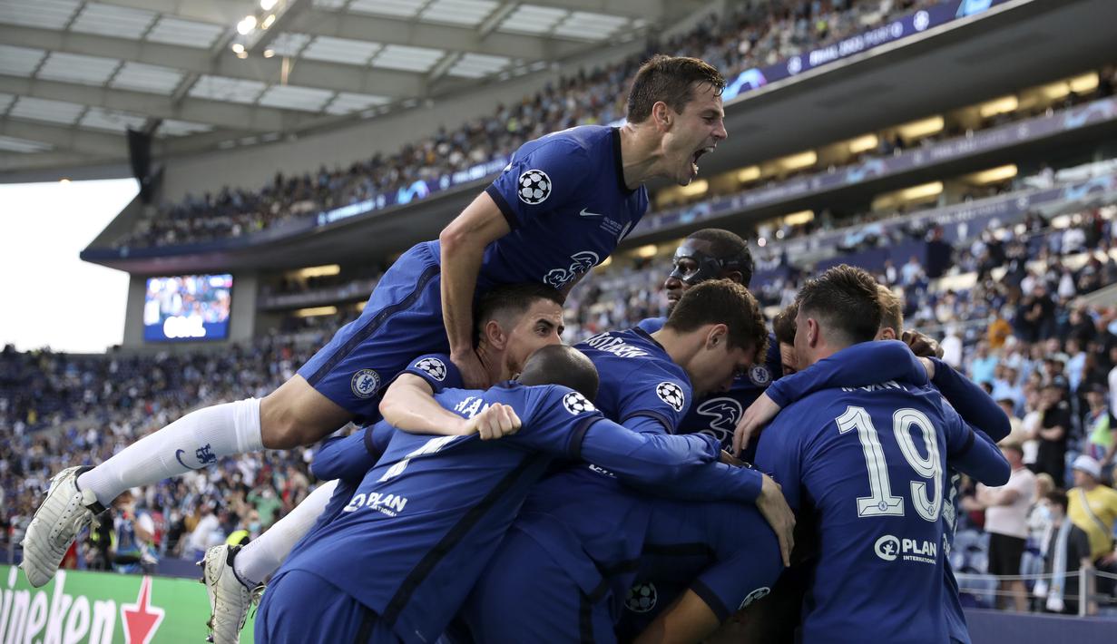 Para pemain Chelsea merayakan gol yang dicetak oleh Kai Havertz ke gawang Manchester City pada laga final Liga Champions di Stadion Dragao, Minggu (30/5/2021). Chelsea sementara unggul 1-0 di babak pertama. (Jose Coelho/Pool via AP)