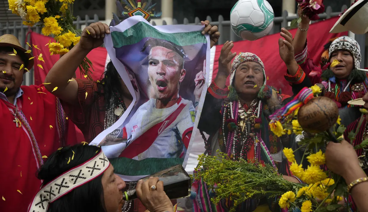 Dukun Peru memegang foto pemain sepak bola Peru Paolo Guerrero saat ritual keberuntungan tim nasional di luar Stadion Nasional di Lima, Peru, Senin, 11 September 2023. (AP Photo/Martin Mejia)