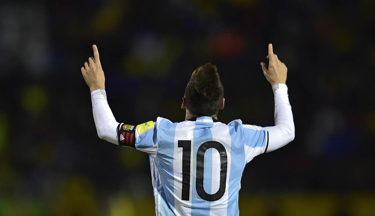 Bintang Argentina, Lionel Messi, merayakan keberhasilan lolos ke Piala Dunia 2018 usai mengalahkan Ekuador di Stadion Olimpico Atahualpa, Quito, Selasa (10/10/2017). Sempat tertinggal, Argentina akhirnya menang 3-1 atas Ekuador. (AFP/Rodrigo Buendia)