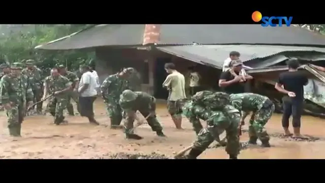 Pascabanjir bandang di kawasan wisata Sukamakmur, Bogor, Jawa Barat, petugas gabungan mengevakuasi sisa material banjir menggunakan alat seadanya.