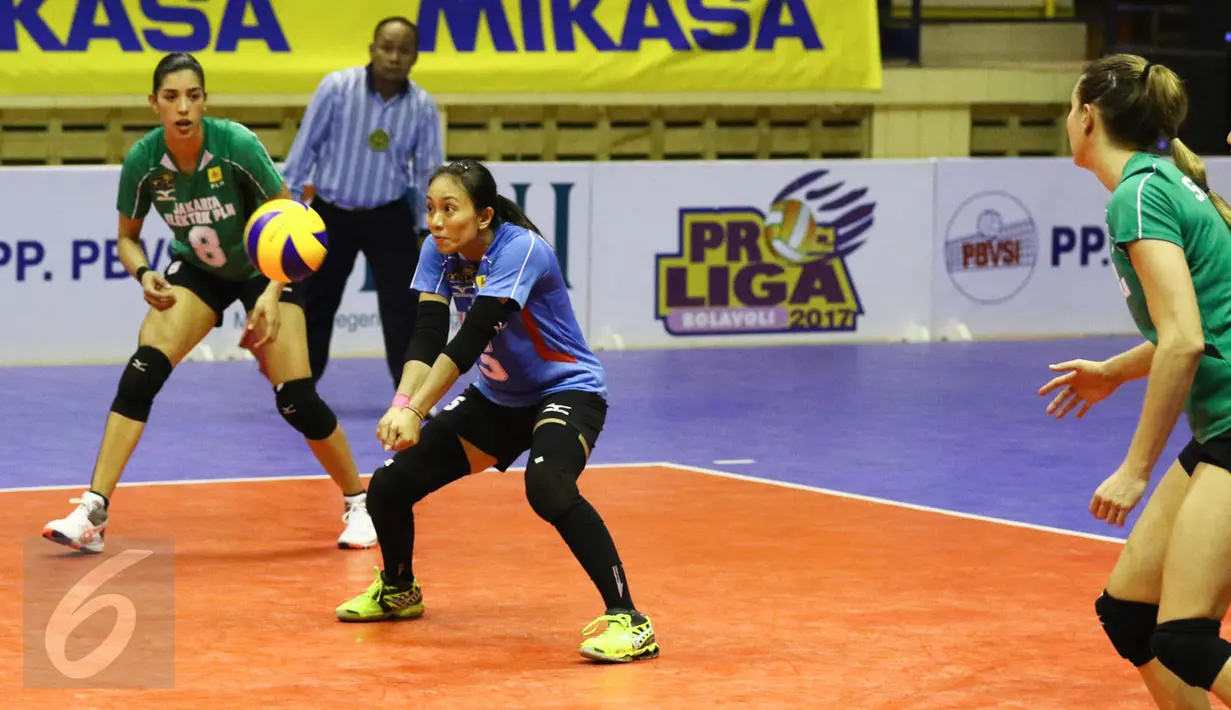 Berlian Marsheila menahan bola servis pemain PGN Popsivo Polwan pada putaran kedua final four Proliga 2017 di GOR C'Tra Arena, Bandung, Jawa Barat, Jumat (14/4). (Liputan6.com/Yoppy Renato)