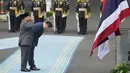 Presiden Prabowo Subianto bersama Perdana Menteri Thailand Anutin Charnvirakul memeriksa pasukan saat upacara penyambutan kenegaraan di Istana Merdeka, Jakarta, Senin (3/8/2026). (AP Photo/Tatan Syuflana)