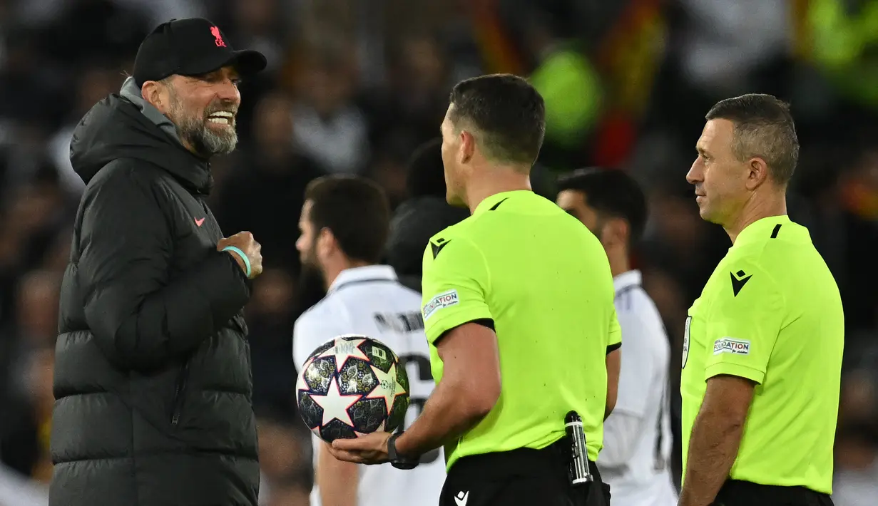 <p>Pelatih Liverpool Jurgen Klopp (kiri) berbicara kepada ofisial pertandingan setelah pertandingan melawan Real Madrid pada pertandingan leg pertamababak 16 besar Liga Champions di stadion Anfield di Liverpool, Inggris, Rabu (22/2/2023). Kebobolan lima gol merupakan pertama kalinya dirasakan Liverpool di Liga Champions, terutama di kandang sendiri para partai kompetisi Eropa. (AFP/Paul Ellis)</p>
