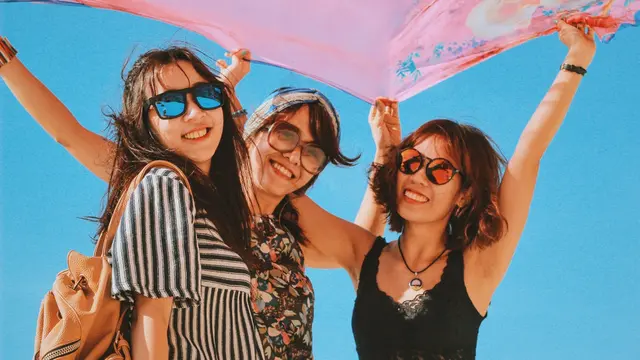 [Bintang] Kata Astrologer: Tak Sekedar Sahabat, 5 Zodiak Ini Bisa Lebih Itu