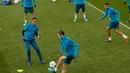 Penyerang Real Madrid, Gareth Bale berusaha mengontrol bola saat latihan  jelang menghadapi wakil Jerman, Bayern Munchen pada leg kedua babak semifinal Liga Champions di lapangan latihan Valdebebas di Madrid, (30/4). (AP Photo/Francisco Seco)