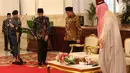 Presiden Jokowi usai memberi sambutan kepada peserta MHQH tingkat Asean Pasifik ke-10 di Istana Negara, Kamis (22/3). Kompetisi hafalan Alquran tingkat Asia Pasifik telah digelar 10 kali di Indonesia. (Liputan6.com/Angga Yuniar)