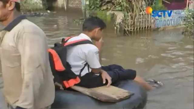 Warga di tiga kecamatan di Bandung memilih tetap beraktivitas walau harus menerjang banjir dengan berjalan kaki, menaiki perahu atau ban.