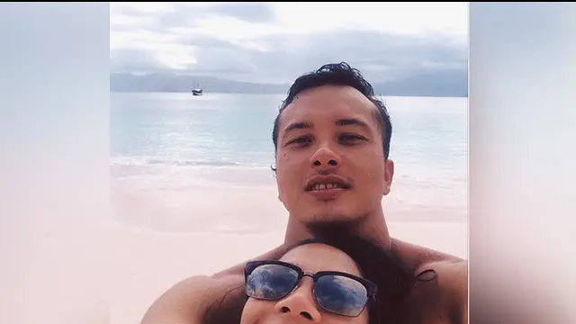 Aktor tampan Nicholas Saputra terlihat berpose selfie di pantai dengan Tara Basro.